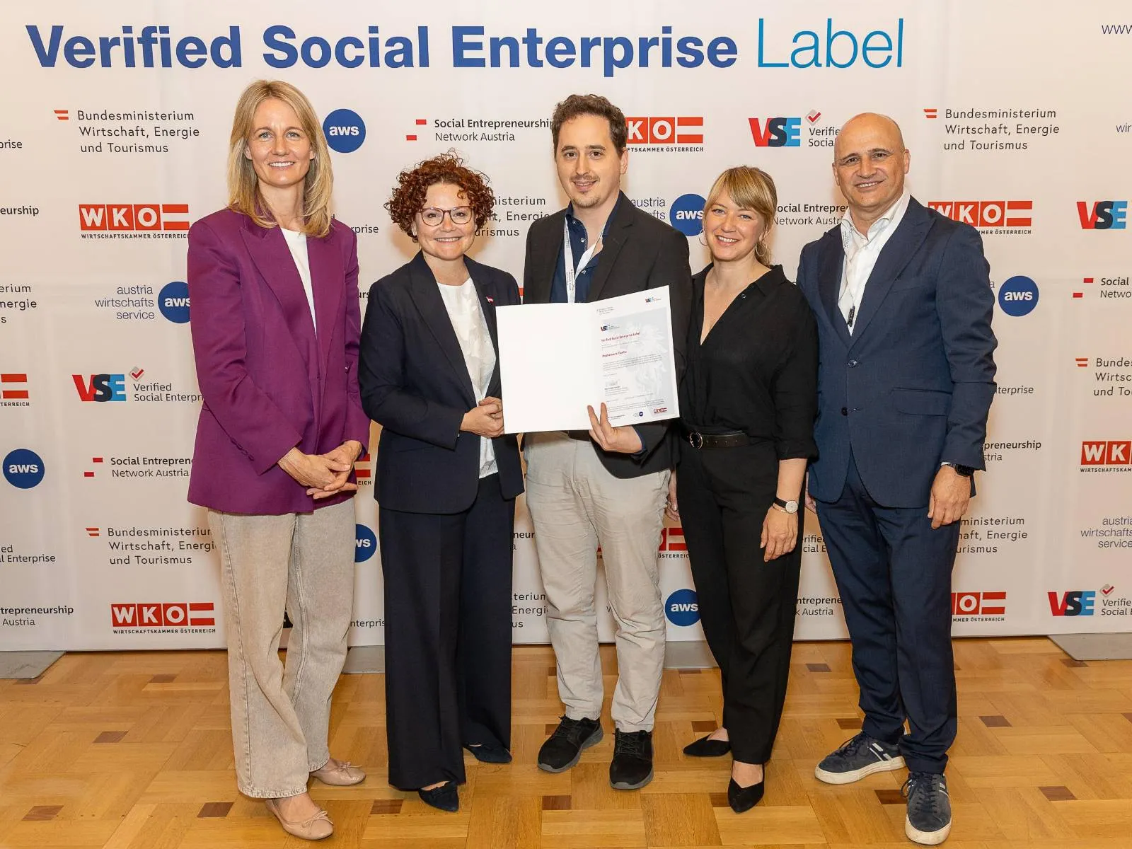 Gerald Infanger (Geschäftsführer von MatheArena) nimmt das Verified Social Enterprise Label entgegen.